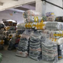三块钱的财富密码 论斤称的服装清仓，地摊摊主的生存哲学